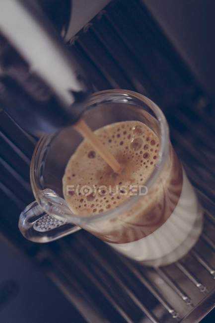 Стеклянная чашка свежего кофе — стоковое фото
