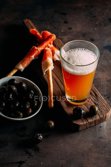 Glas helles Bier auf Holzplanke. — Stockfoto