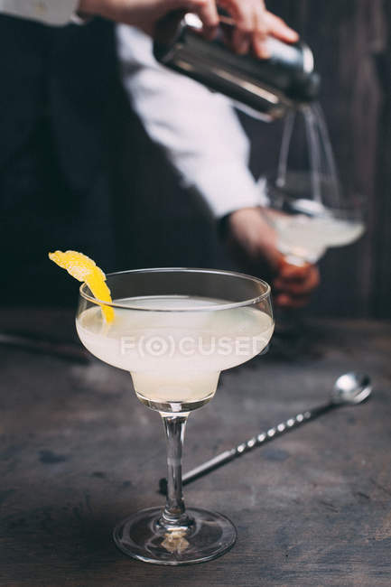 Cocktail con fetta di limone — Foto stock