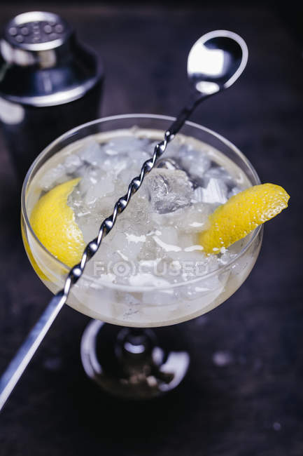 Cocktail com fatias de limão — Fotografia de Stock