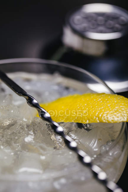 Cocktail con fetta di limone — Foto stock