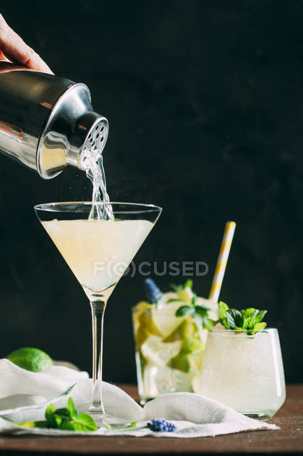 Main verser le cocktail dans le verre — Photo de stock