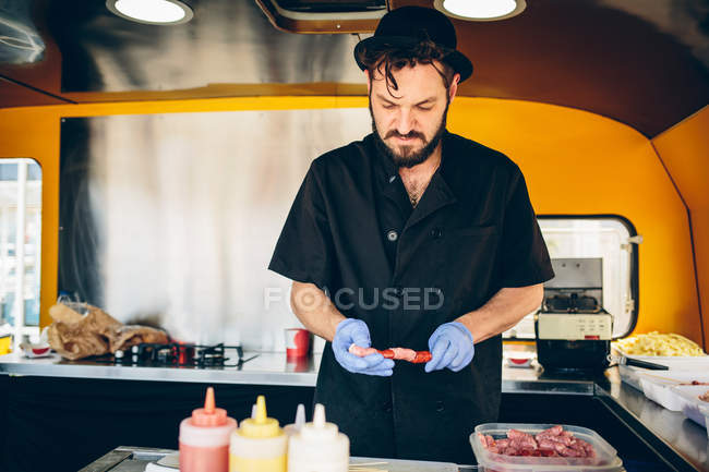 Чоловік готує їжу в харчовій машині — стокове фото