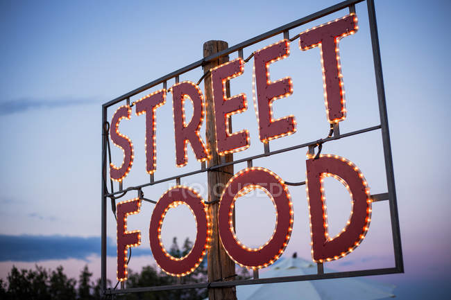 Panneau alimentaire rue — Photo de stock