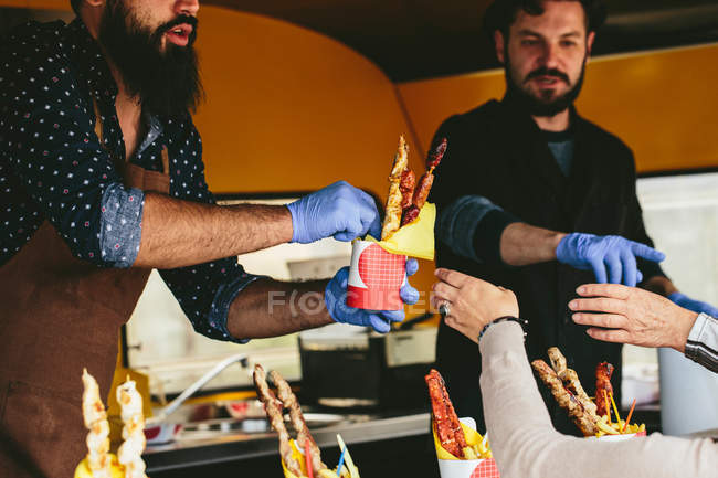 Cozinheiros hipsters vendendo alimentos — Fotografia de Stock