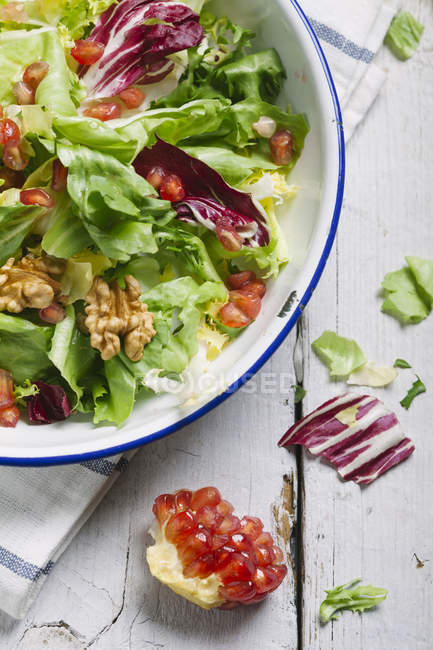 Salat mit Walnüssen und Granatapfelkernen — Stockfoto