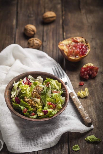 Salada com nozes e sementes de romã — Fotografia de Stock