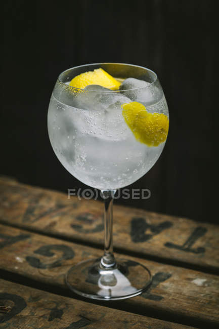 Gin tonic cocktail with lemon and ice — Stock Photo