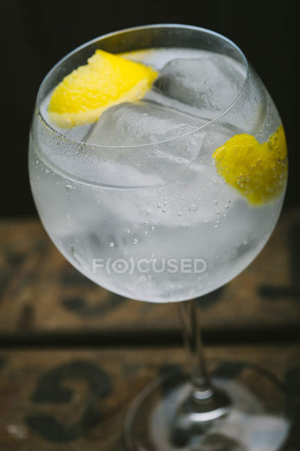 Cóctel gin tonic con limón y hielo - foto de stock