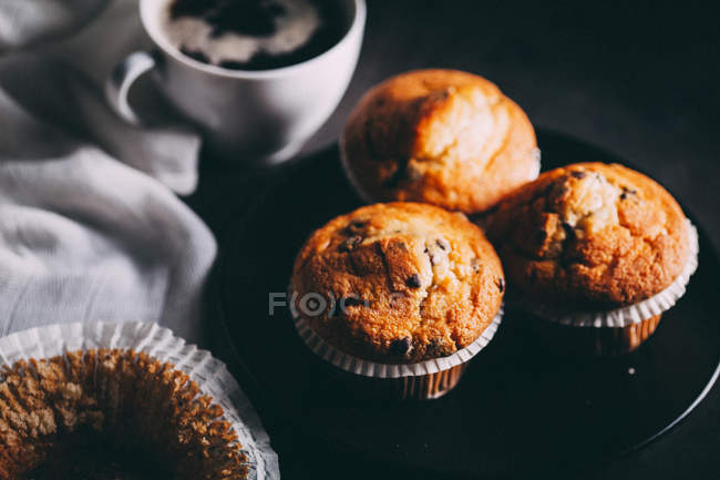 Leckere Cupcaces mit Tasse Kaffee — Stockfoto