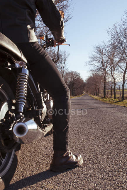 Vista parziale della moto e dell'uomo — Foto stock