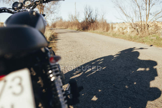 Vista posteriore parziale della moto — Foto stock