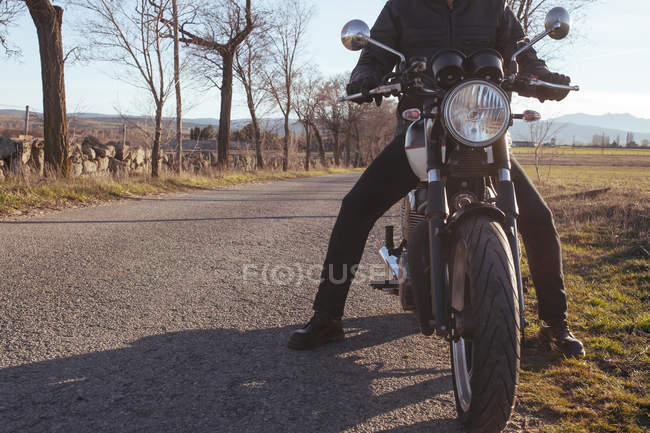 Retro-Motorrad und Mann — Stockfoto