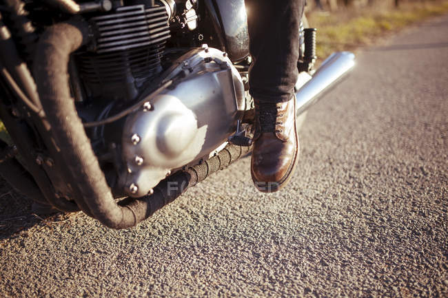Vista parcial da motocicleta retro — Fotografia de Stock