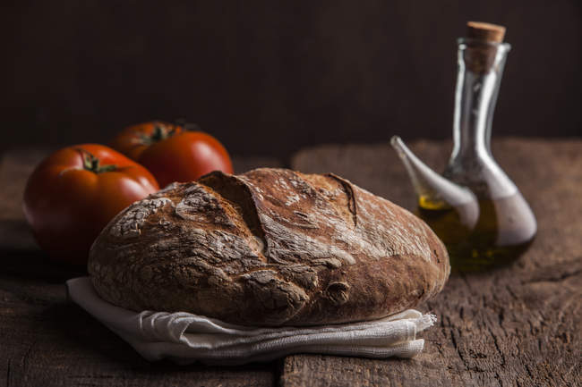 Хлеб, оливковое масло и помидоры — стоковое фото