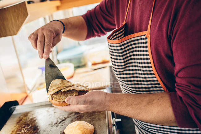 Maturo uomo cuoco preparazione hamburger — Foto stock