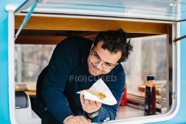 Jovem em caminhão de comida — Fotografia de Stock