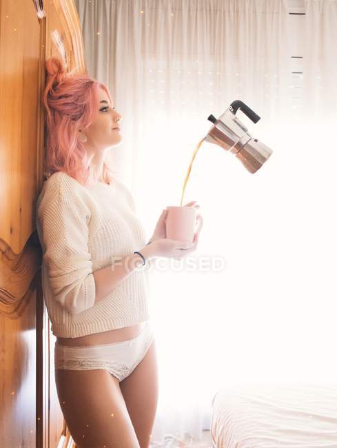 Mulher com pote de café levita — Fotografia de Stock