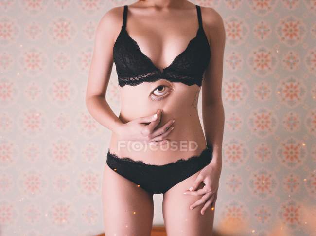 Donna corpo senza testa con occhio — Foto stock