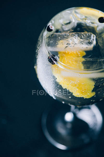 Gin Tonic Cocktail mit Zitronenschale — Stockfoto