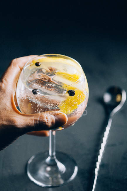 Cocktail tonico al gin con scorza di limone — Foto stock