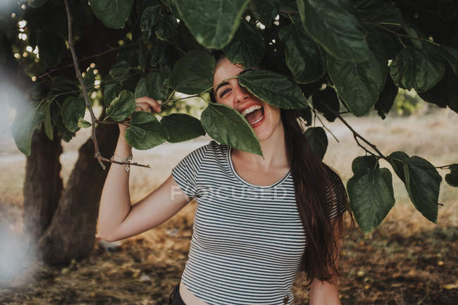 Jovem mulher se divertindo no jardim — Fotografia de Stock