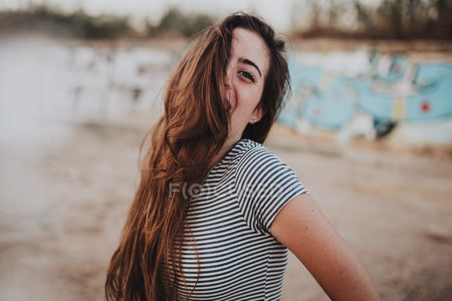 Счастливая смеющаяся девушка на пляже — стоковое фото