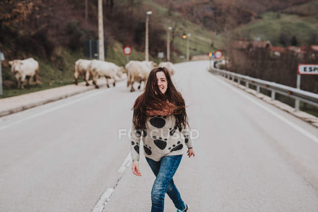 Брюнетка жінка веселяться на дорозі — стокове фото