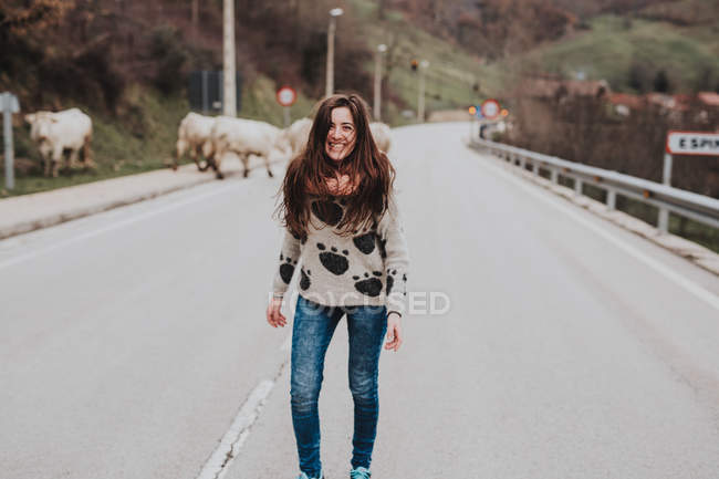 Menina feliz no asfalto estrada rural — Fotografia de Stock