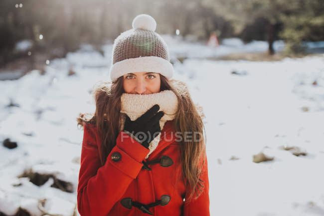 Улыбающаяся брюнетка в снежном лесу — стоковое фото