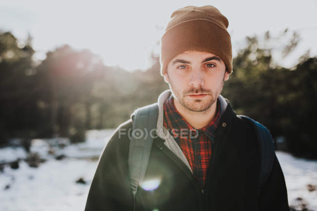 Mochileiro jovem na floresta de inverno — Fotografia de Stock