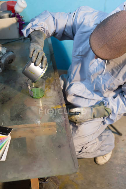 Handwerker gießt grüne Farbe — Stockfoto