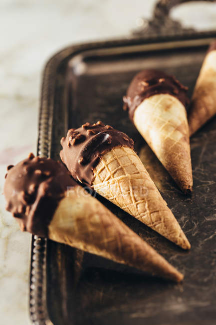 Конусы шоколадного мороженого — стоковое фото