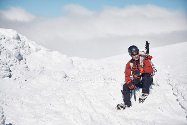 Uomo escursioni sulle montagne innevate — Foto stock