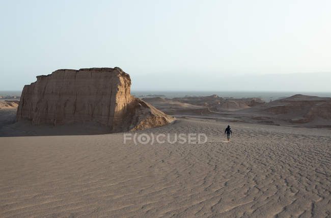 Людина досліджує пустелю Дашт-е-Лу — стокове фото