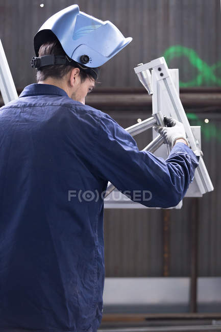 Trabalhador segurando detalhe de ferro — Fotografia de Stock