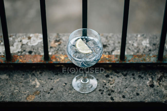 Refreshing cocktail with lemon — Stock Photo