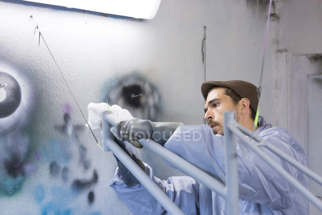 Craftsman cleaning bicycle frame — Stock Photo