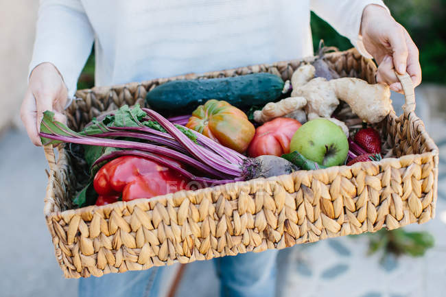 Руки, що тримають кошик з фруктами та овочами — стокове фото