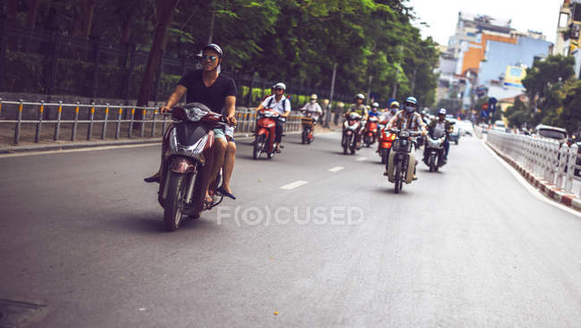 Personnes conduisant des motos à Hanoi — Photo de stock