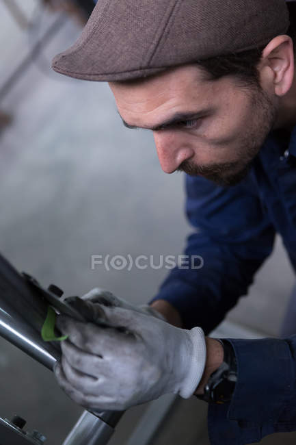 Man taking measurements of detail — Stock Photo