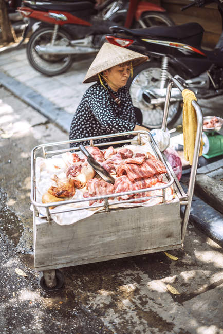 Mercado callejero vietnamita vendedor - foto de stock
