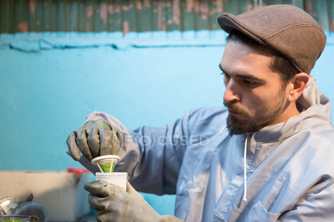 Artigiano che prepara vernice verde — Foto stock