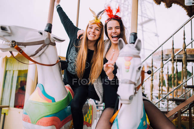 Mulheres bonitas se divertindo no carrossel — Fotografia de Stock