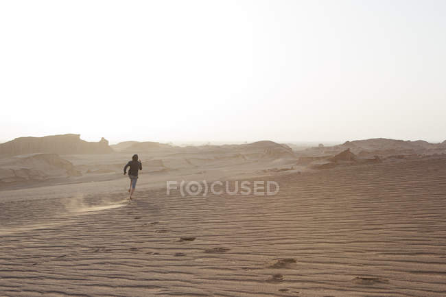 Uomo che esplora il deserto di Dasht-e Lut — Foto stock