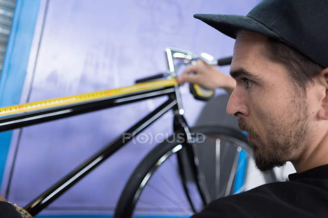 Artesano tomando medidas de bicicleta - foto de stock