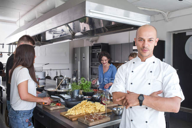 Chef com equipe de cozinhar na cozinha — Fotografia de Stock
