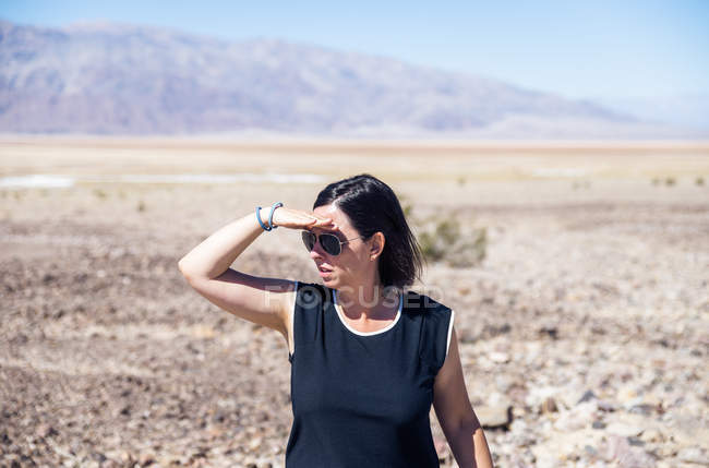 Mulher morena em Death Valley — Fotografia de Stock