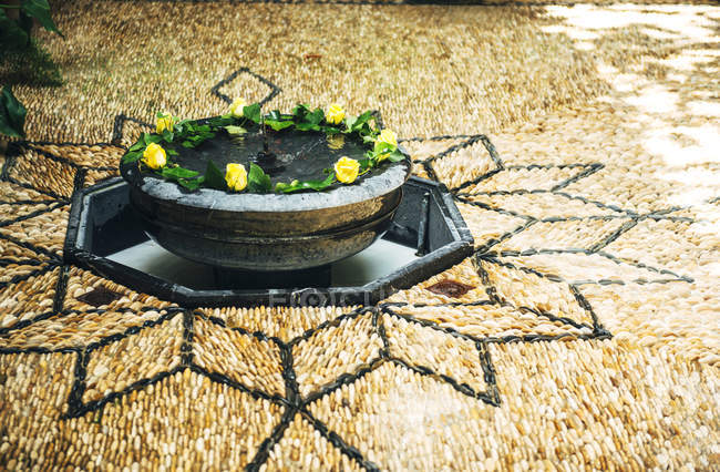 Tipico patio andaluso con fontana e piante — Foto stock