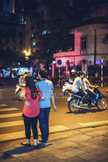 Menschen und Verkehr in der Nacht in Hanoi — Stockfoto